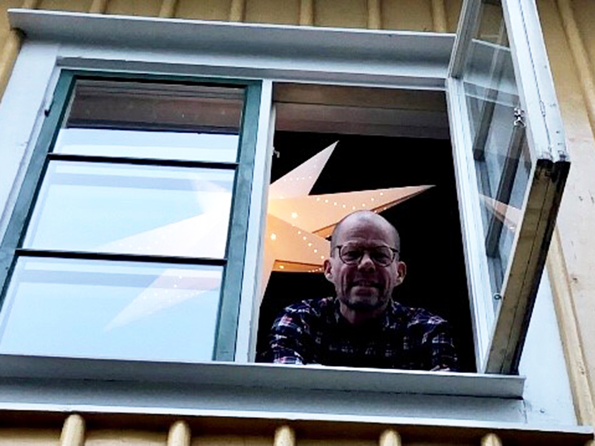Fredrik Sandberg tittar ut från ett fönster