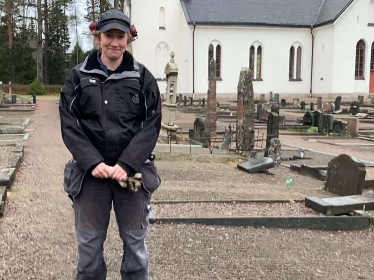 Kyrkvaktmästare Malin Vestberg på kyrkogården