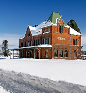  Nora Turistbyrå med mycket snö på tak och mark