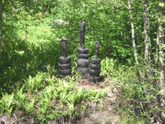 Träskulpturen "Three carved larchlogs" vid åpromenaden