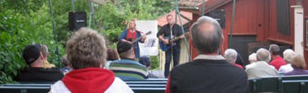 Titti och Folke uppträder på Göthlinska trädgårdscenen