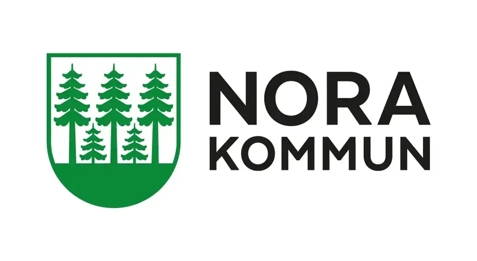Nora kommuns logotyp: grönt vapen och svart text