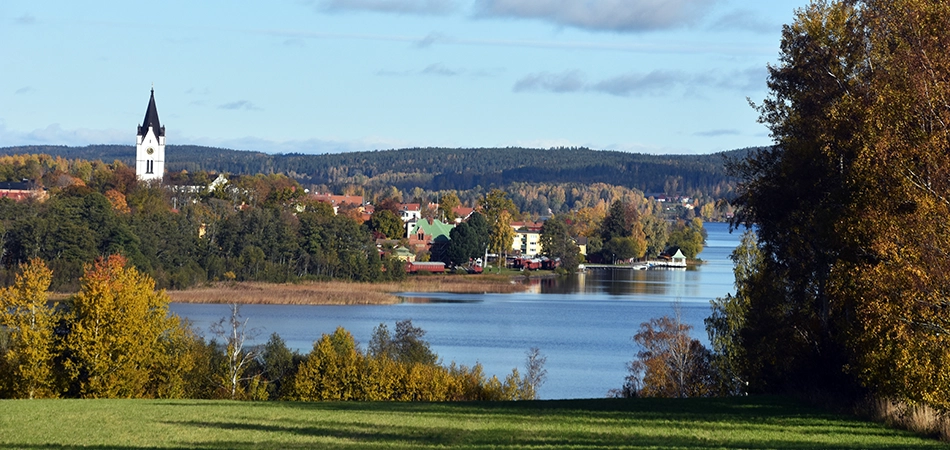 Nora tätort, fotograferat från Hitorp en solig höstdag, kyrktornet syns tydligt i mitten av bilden.