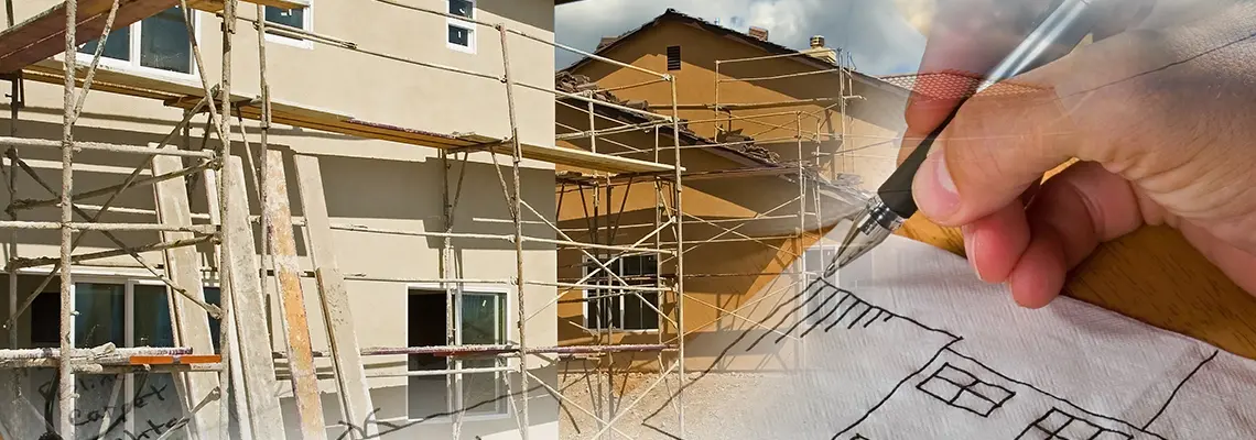 Ett kollage bestående av en bild av ett gult hus och en hand som håller i en penna och ritar på en ritning