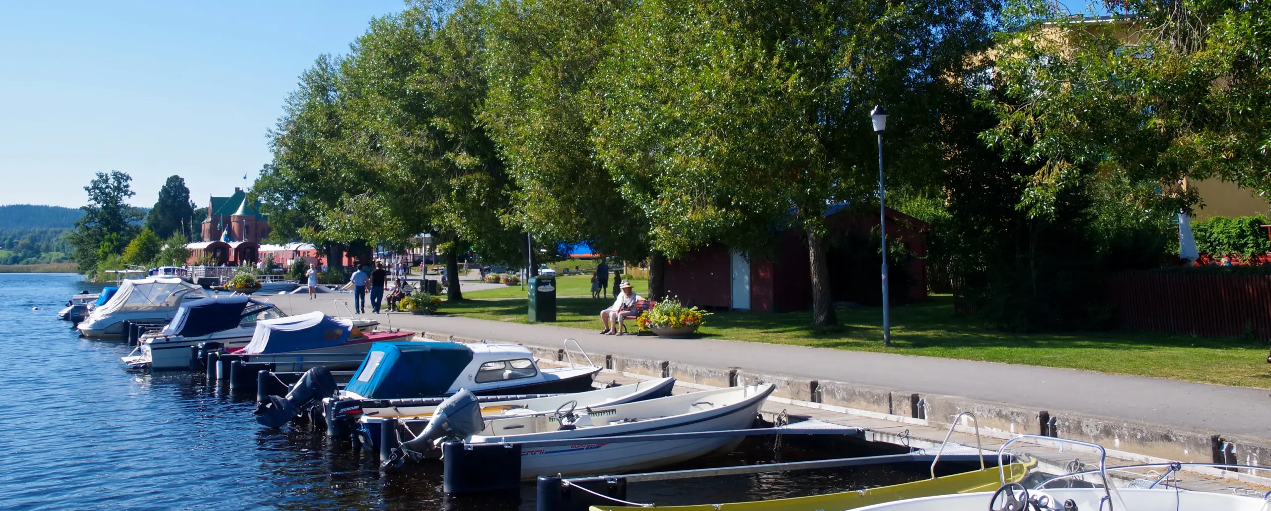 Foto av strandpromenaden och båtar.
