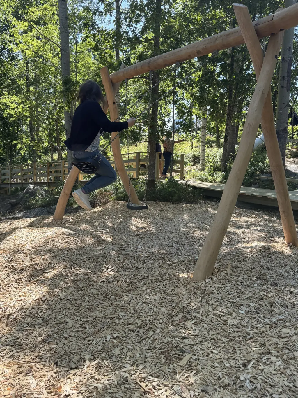 Person gungar vid lekplatsen Berget