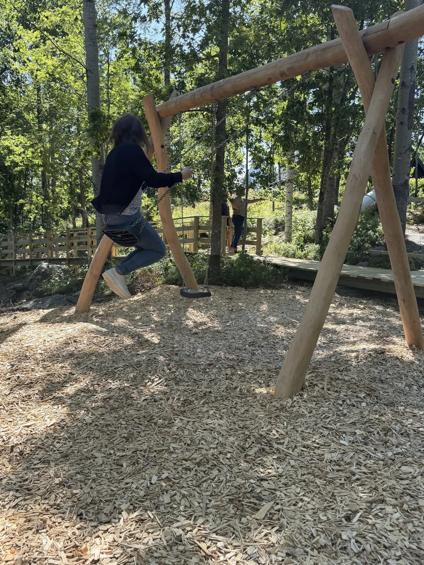 Person gungar vid lekplatsen Berget