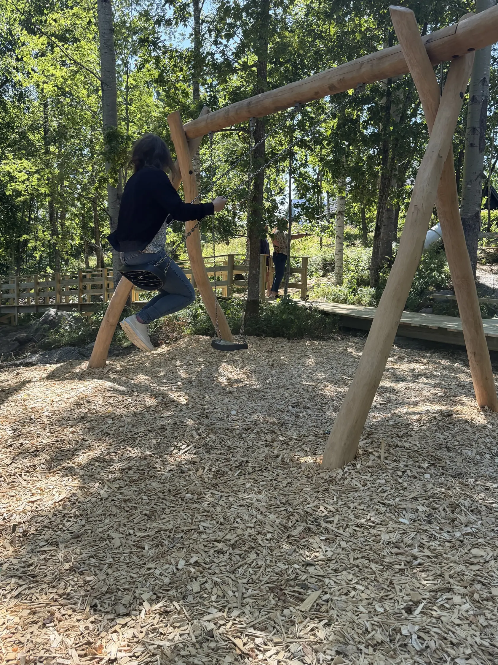 Person gungar vid lekplatsen Berget