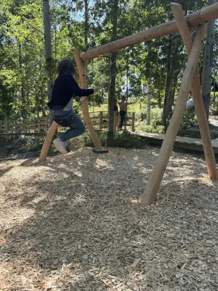 Person gungar vid lekplatsen Berget