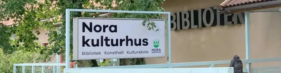 Skylt Nora kulturhus utanför Nora bibliotek